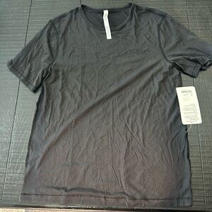 Men's Lululemon on the mat T size large